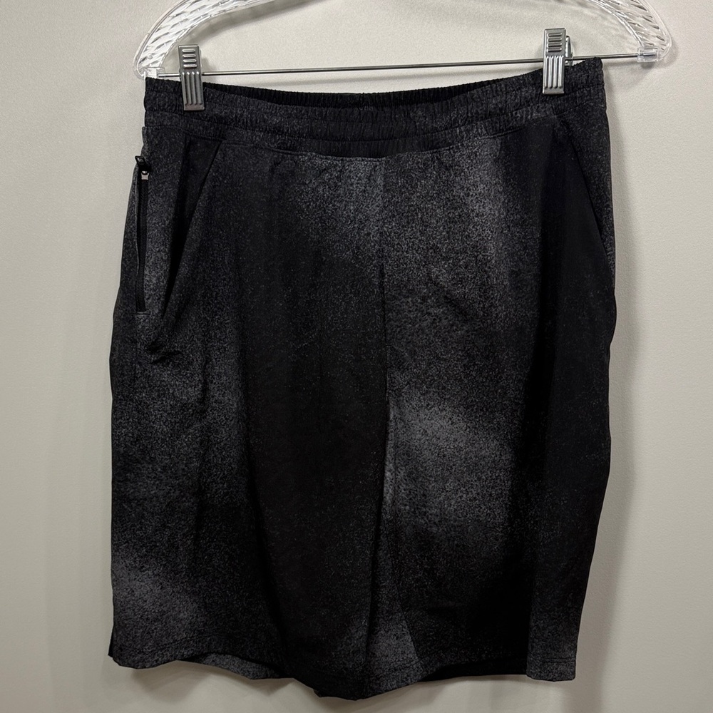 Lululemon men’s black and gray lined athletic short size medium